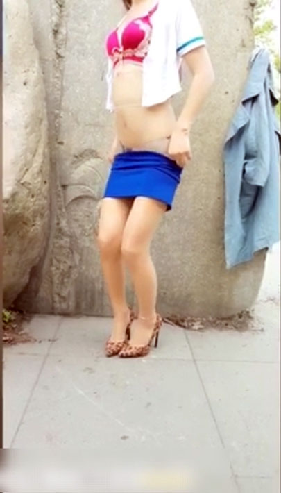 美女户外表演脱衣 太刺激了