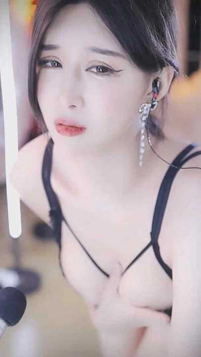 网易CC 小恩雅 定制剧情，火车艳遇乳she1V【619M】